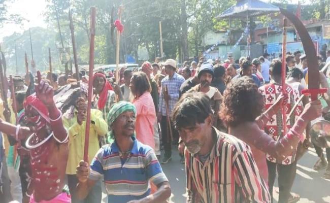 Tribals surround Balangi District Collector's office, unhappy over tribal status for Coolie caste