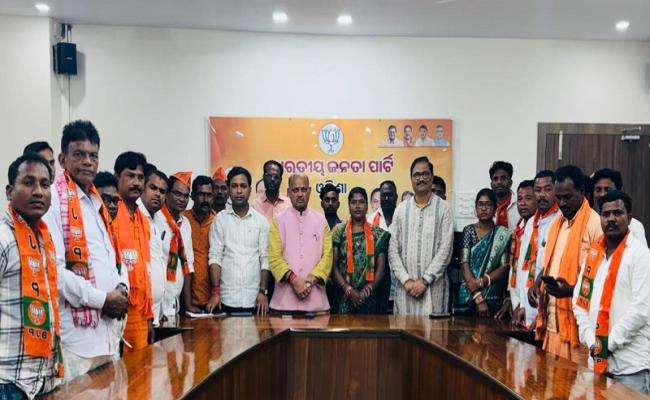 Jaipur Block Chairperson leaves BJD and joins BJP