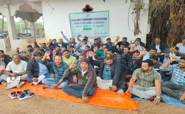 Khorda Vidyut Karmachari Sangha staged dharna