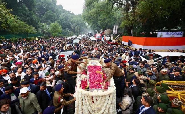 Former Prime Minister Dr. Manmohan Singh's mortal remains consigned into flames