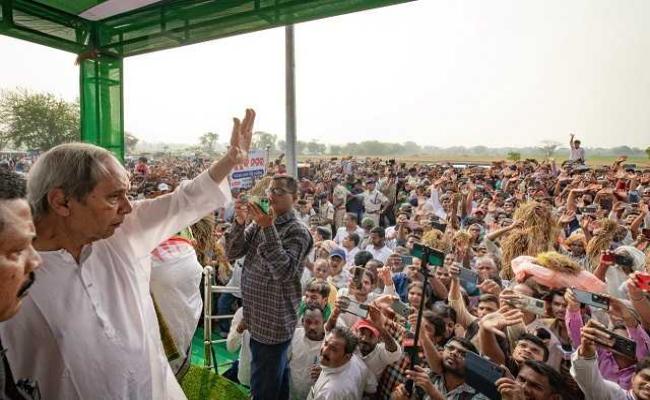 Naveen visits his constituency, sees farmlands damaged by unseasonal rains, hears farmers' grievances