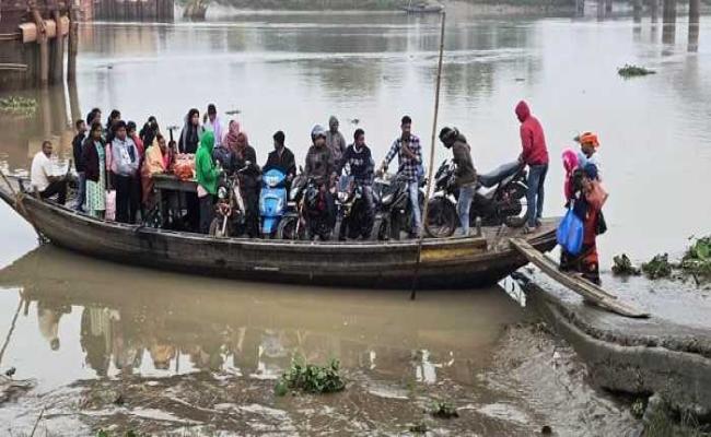 Passenger ferry hits bridge in Madhya river, one seriously injured, admitted to hospital