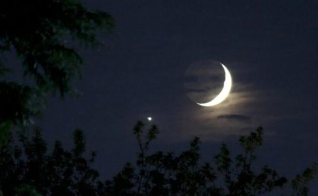 Venus and the Moon will appear to be in conjunction in the sky this evening.