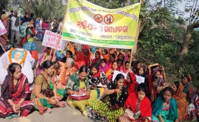 Demand to shift liquor shops gains momentum, women's group blocks road