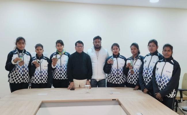 Additional Collector felicitates six players from Balangir for winning three bronze medals in national level lawn ball competition