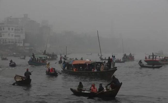 Dense fog in Bangladesh, boat services affected, more than 300 vehicles stuck at river ghats