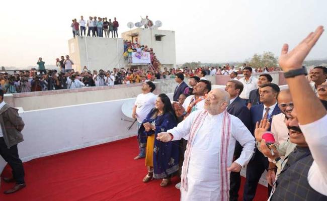 Union Home Minister Amit Shah bursts firecrackers in Memnagar area of ​​Ahmedabad