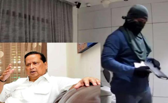 Loot from Niranjan Patnaik's house