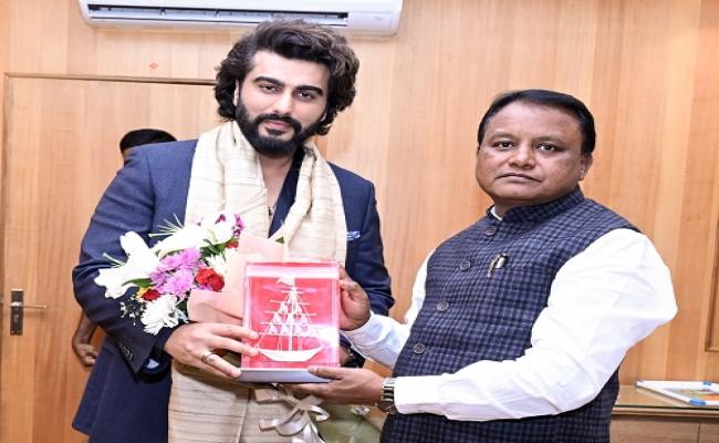 Arjun Kapoor meets CM for Celebrity Cricket League to be held in Barabati