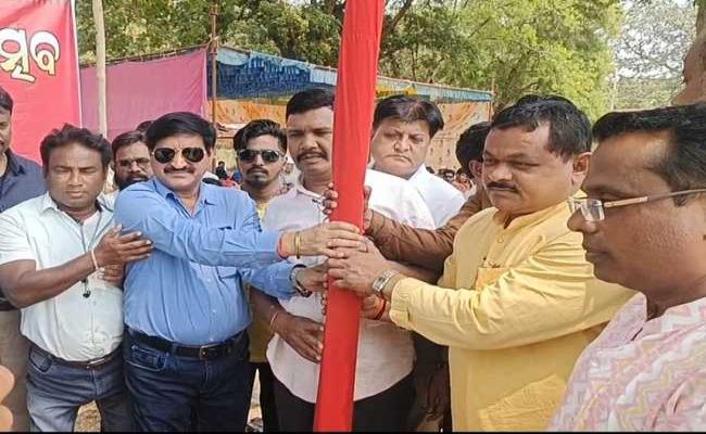 Installation of auspicious pillars for the Kantabanji soil festival