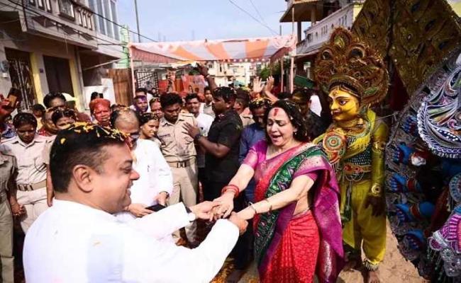 Dreamgirl Hema Malini at the temple