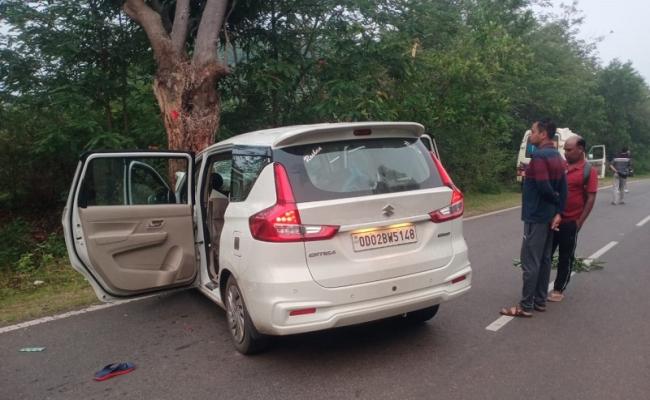 Car crashes into tree: 3 dead, one seriously injured