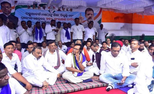 Odisha Congress holds 24-hour protest in front of Chief Minister's residence demanding reservation for OBCs, Scheduled Castes and Scheduled Tribes