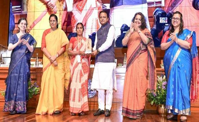 Chief Minister awards Kendrapara district