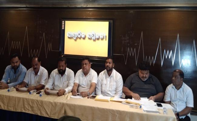 Regional Contract Workers' Union raises issue of overloading of coal transport vehicles in press conference