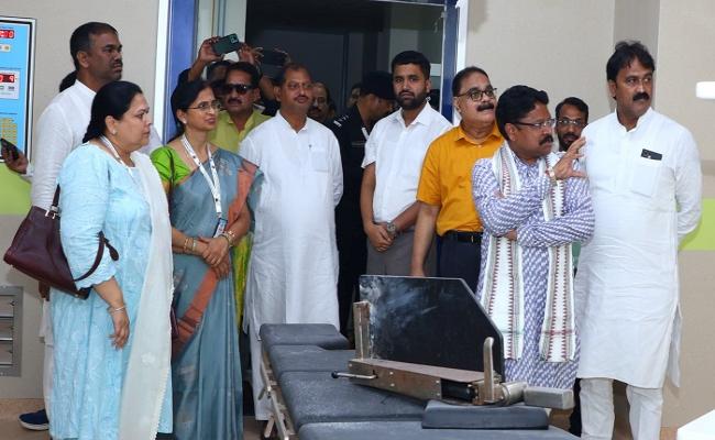 Health Minister discusses operationalization of Puratthi Mohan Medical College, Talcher