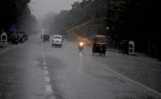 Yellow warning issued for 11 districts with thunderstorms or lightning and wind in the next 24 hours