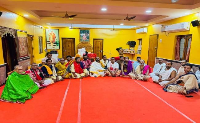 Jagadguru meets Shankaracharya, informs about temple problems and sorrow of Sevayat