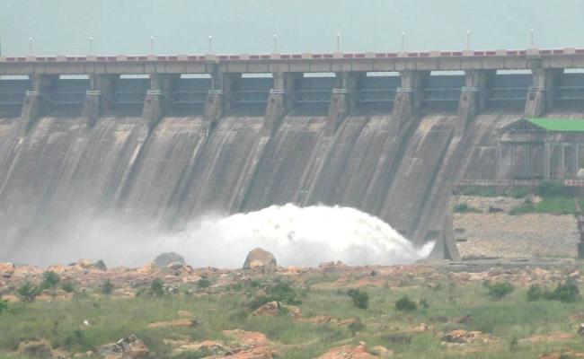 4 more sluice gates opened: Flood water continues to be discharged from Hirakud reservoir through 8 sluice gates