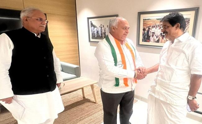 Former Patiala Mayor Sanjiv Sharma Bittu returns to Congress, Venugopal and Baghel induct him into the party