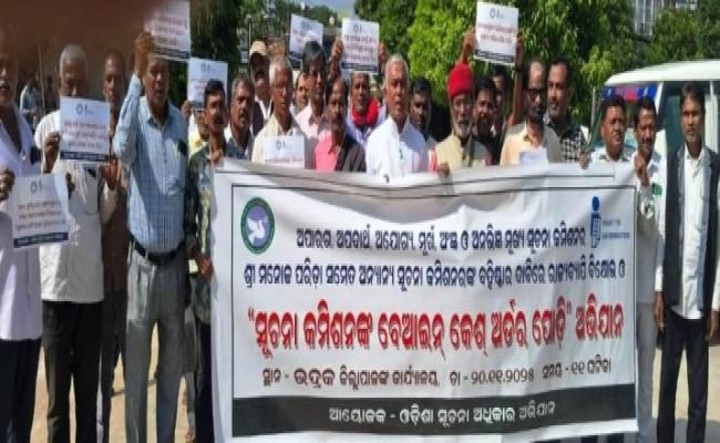 Bhadrak joins OSA's state-level protest against corruption, burns court order at Collector's office