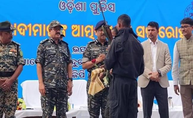 Surrender of 22 Maoists with weapons
