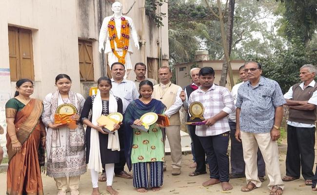 Meritorious Students Awarded in the 8th year anniversary of Satya Nanda Panda