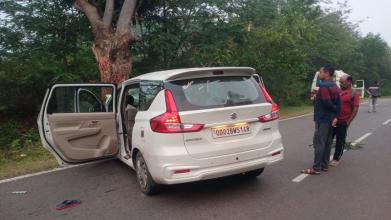 Car crashes into tree: 3 dead, one seriously injured